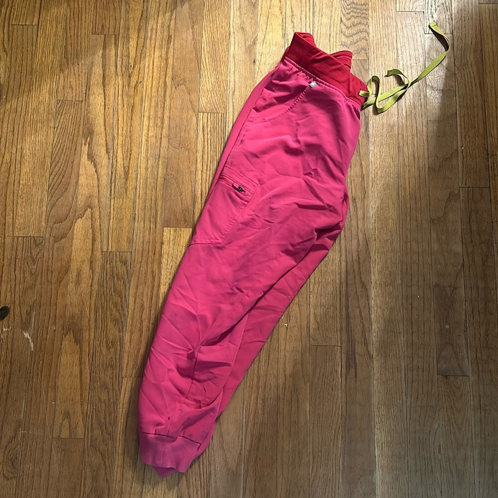 Shocking pink figs joggers